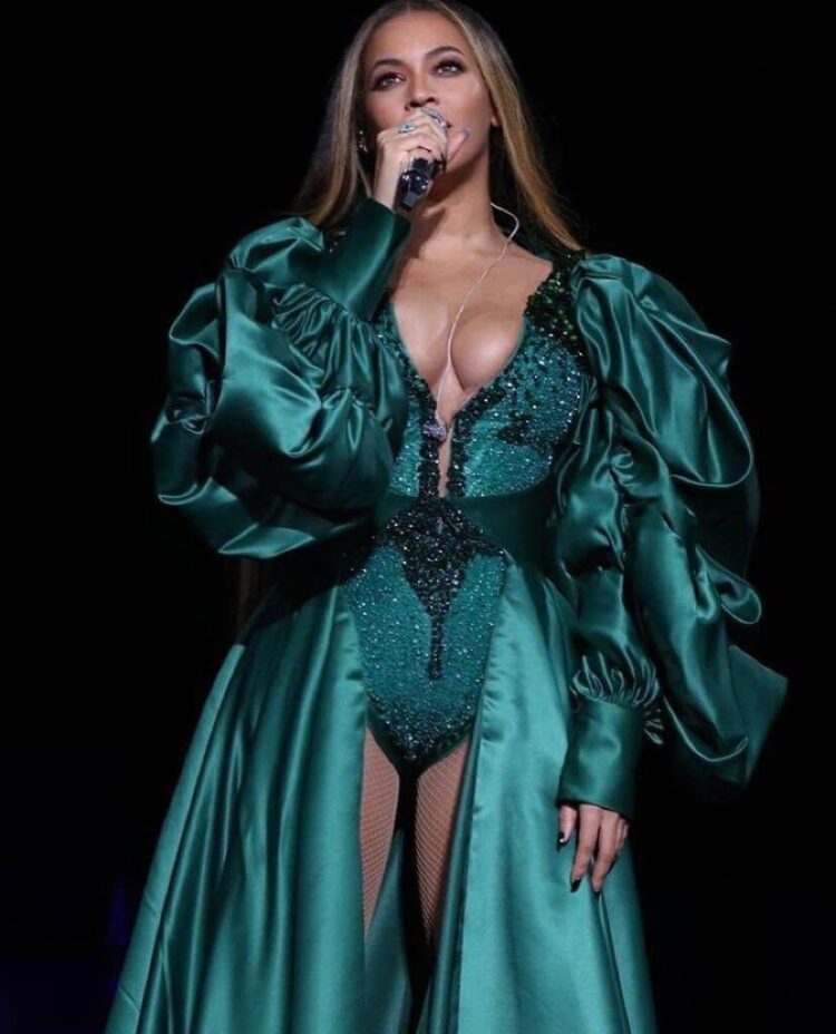 Beyoncé in a Quiteria & George and Manualrossa