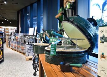 Outdoor_store_checkers_Oceans_Mall